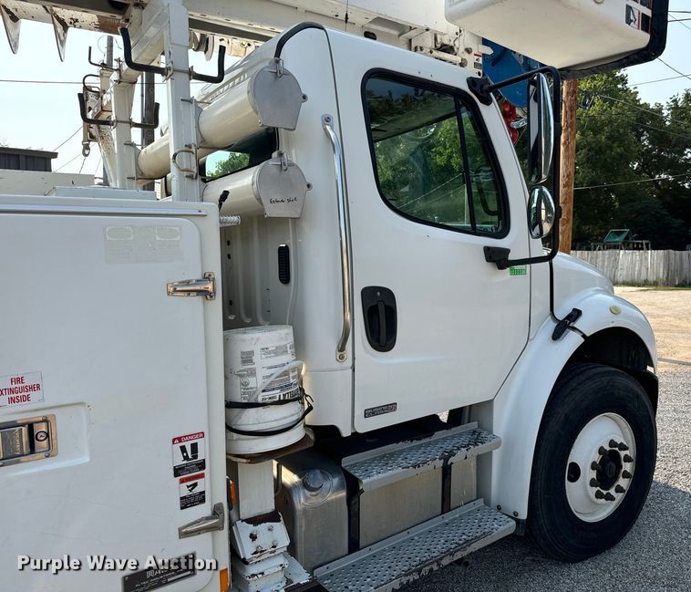 image for item MV9007 2005 Freightliner  Business Class M2 digger derrick truck