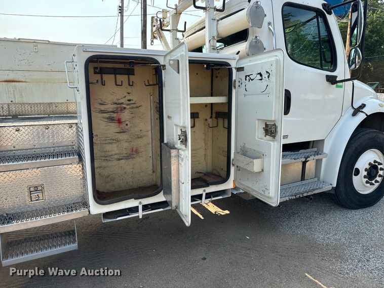 image for item MV9007 2005 Freightliner  Business Class M2 digger derrick truck