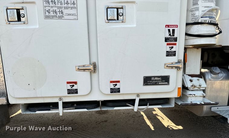 image for item MV9007 2005 Freightliner  Business Class M2 digger derrick truck