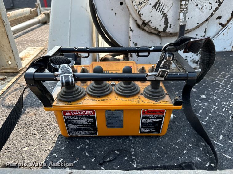 image for item MV9007 2005 Freightliner  Business Class M2 digger derrick truck