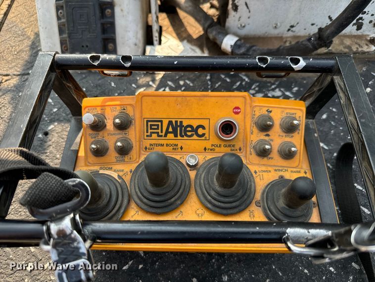 image for item MV9007 2005 Freightliner  Business Class M2 digger derrick truck