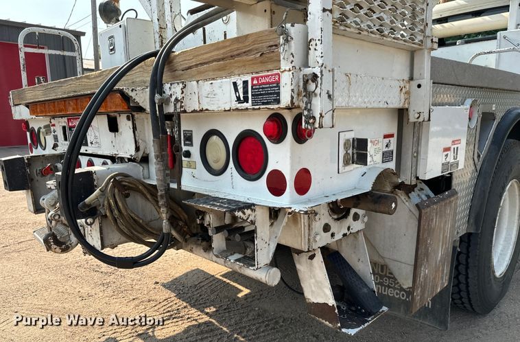 image for item MV9007 2005 Freightliner  Business Class M2 digger derrick truck