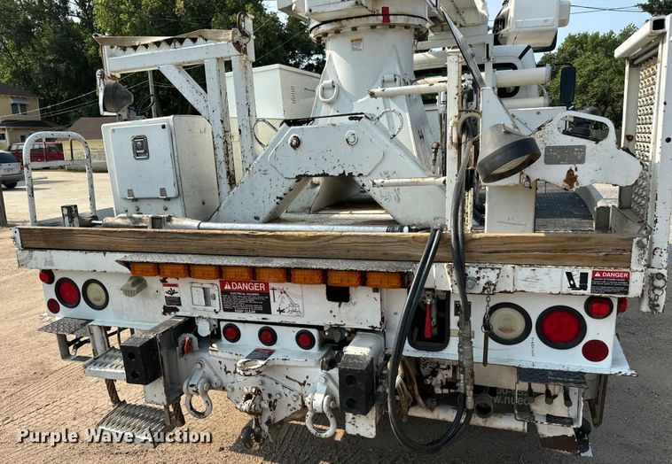 image for item MV9007 2005 Freightliner  Business Class M2 digger derrick truck