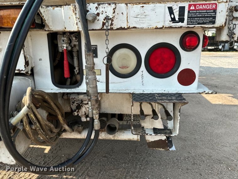 image for item MV9007 2005 Freightliner  Business Class M2 digger derrick truck