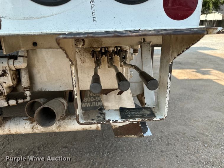 image for item MV9007 2005 Freightliner  Business Class M2 digger derrick truck