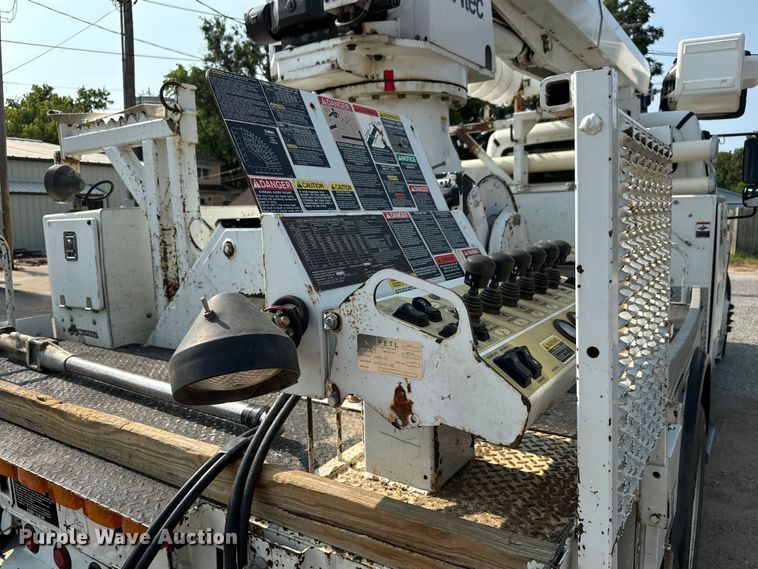 image for item MV9007 2005 Freightliner  Business Class M2 digger derrick truck