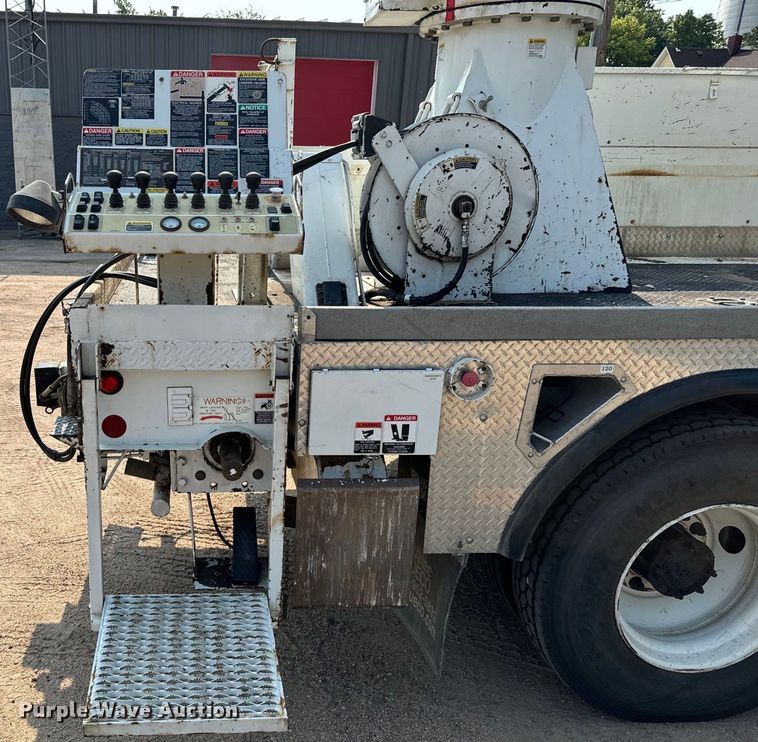 image for item MV9007 2005 Freightliner  Business Class M2 digger derrick truck