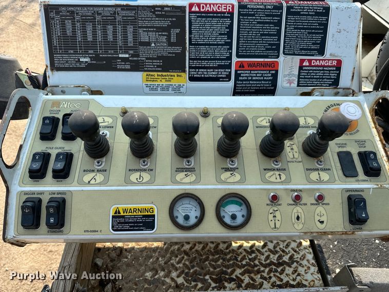 image for item MV9007 2005 Freightliner  Business Class M2 digger derrick truck