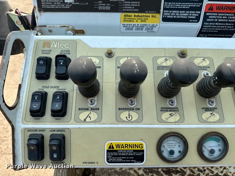 image for item MV9007 2005 Freightliner  Business Class M2 digger derrick truck