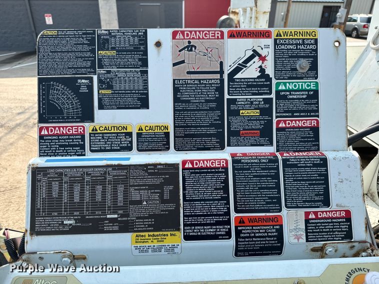 image for item MV9007 2005 Freightliner  Business Class M2 digger derrick truck