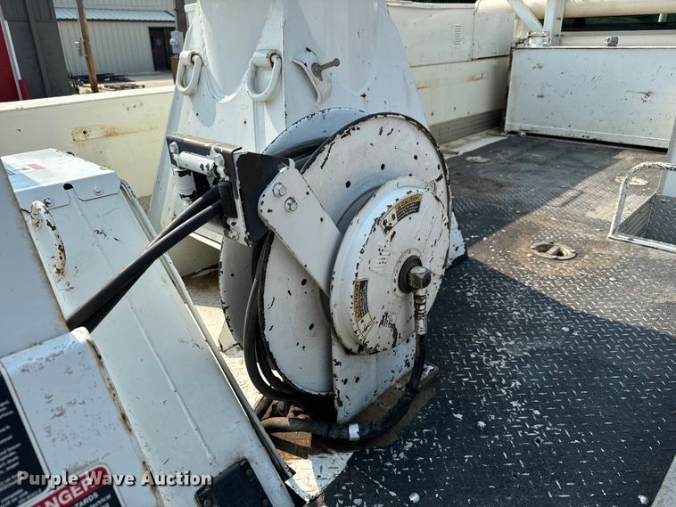 image for item MV9007 2005 Freightliner  Business Class M2 digger derrick truck