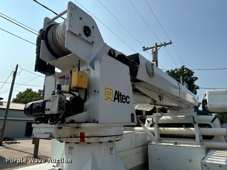 image for item MV9007 2005 Freightliner  Business Class M2 digger derrick truck