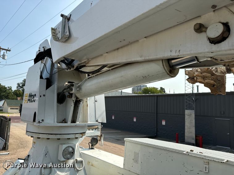 image for item MV9007 2005 Freightliner  Business Class M2 digger derrick truck