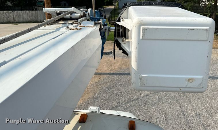 image for item MV9007 2005 Freightliner  Business Class M2 digger derrick truck