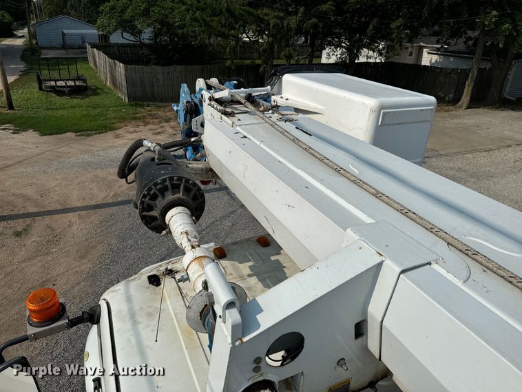 image for item MV9007 2005 Freightliner  Business Class M2 digger derrick truck