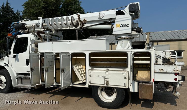 image for item MV9007 2005 Freightliner  Business Class M2 digger derrick truck