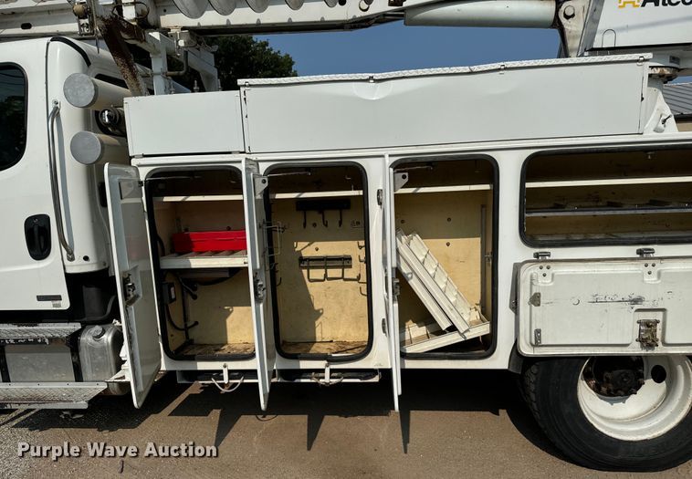 image for item MV9007 2005 Freightliner  Business Class M2 digger derrick truck