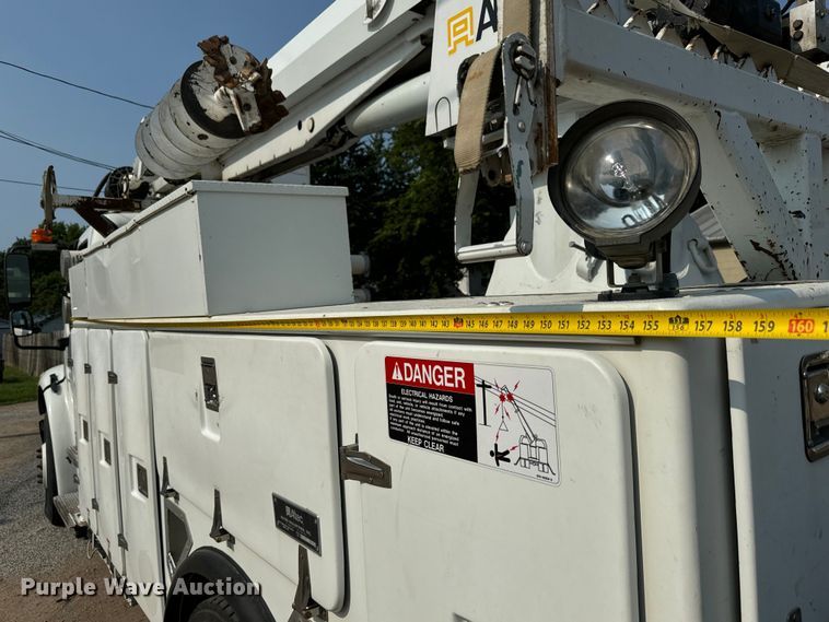 image for item MV9007 2005 Freightliner  Business Class M2 digger derrick truck