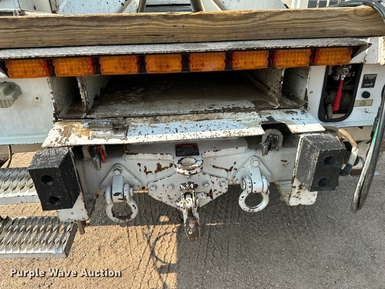 image for item MV9007 2005 Freightliner  Business Class M2 digger derrick truck