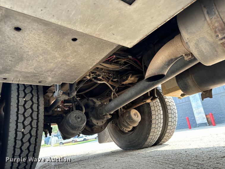 image for item MV9007 2005 Freightliner  Business Class M2 digger derrick truck