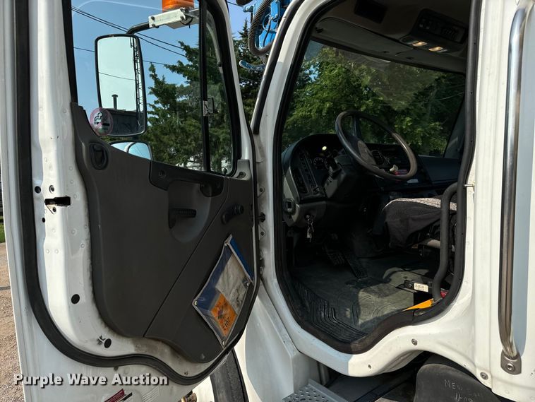 image for item MV9007 2005 Freightliner  Business Class M2 digger derrick truck