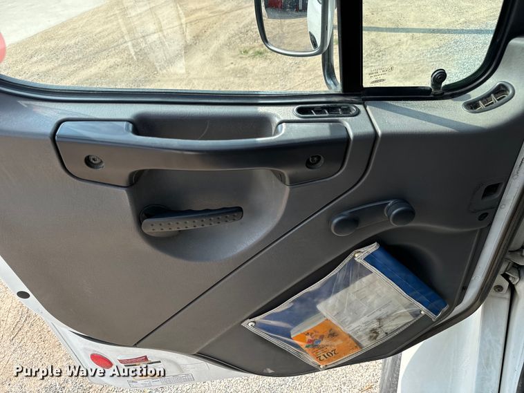 image for item MV9007 2005 Freightliner  Business Class M2 digger derrick truck