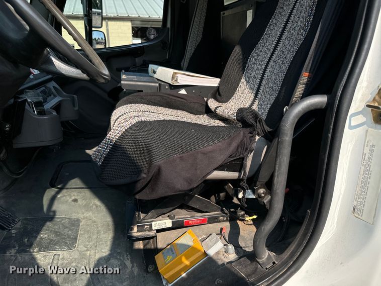 image for item MV9007 2005 Freightliner  Business Class M2 digger derrick truck