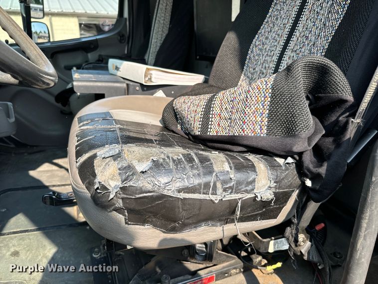 image for item MV9007 2005 Freightliner  Business Class M2 digger derrick truck