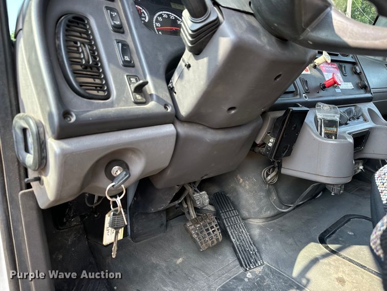 image for item MV9007 2005 Freightliner  Business Class M2 digger derrick truck