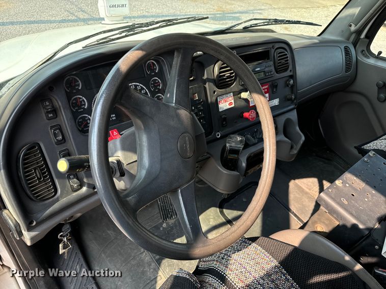 image for item MV9007 2005 Freightliner  Business Class M2 digger derrick truck