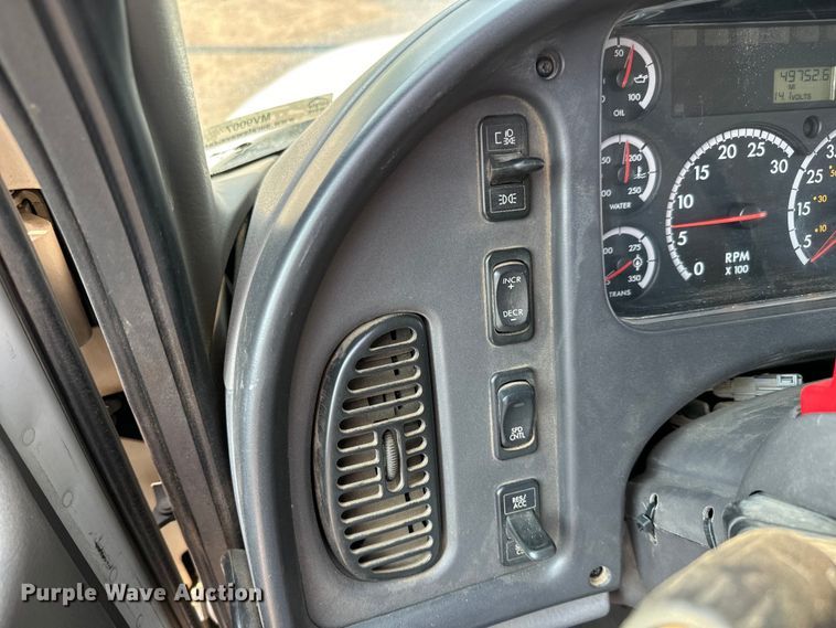 image for item MV9007 2005 Freightliner  Business Class M2 digger derrick truck