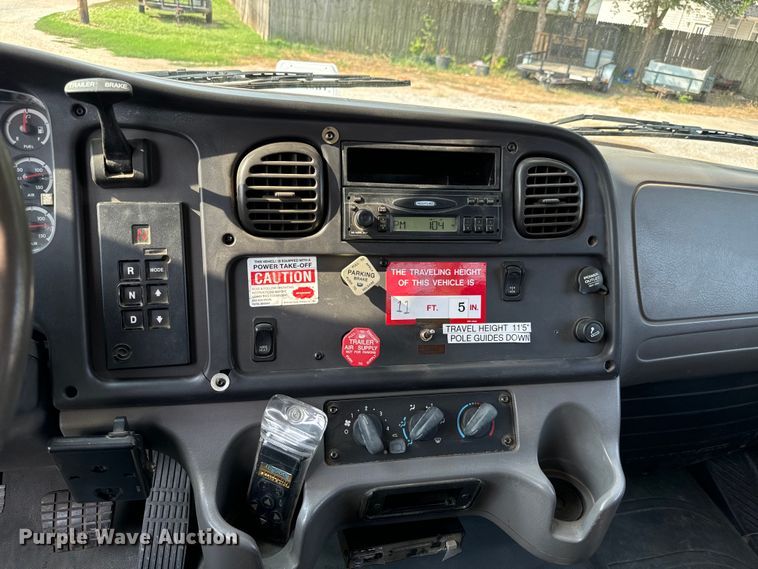 image for item MV9007 2005 Freightliner  Business Class M2 digger derrick truck