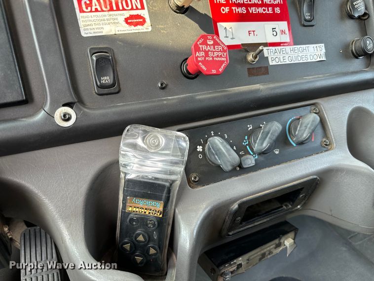 image for item MV9007 2005 Freightliner  Business Class M2 digger derrick truck