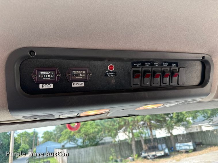 image for item MV9007 2005 Freightliner  Business Class M2 digger derrick truck