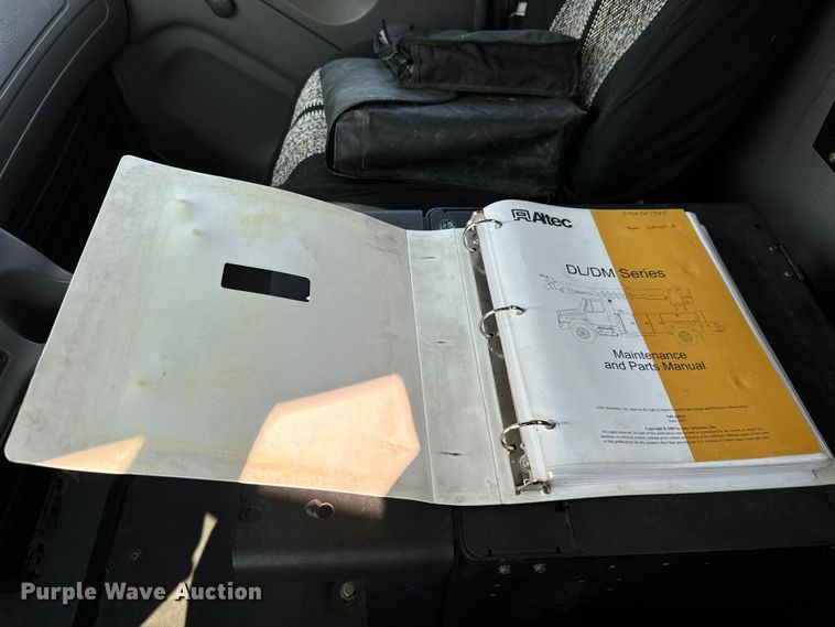 image for item MV9007 2005 Freightliner  Business Class M2 digger derrick truck