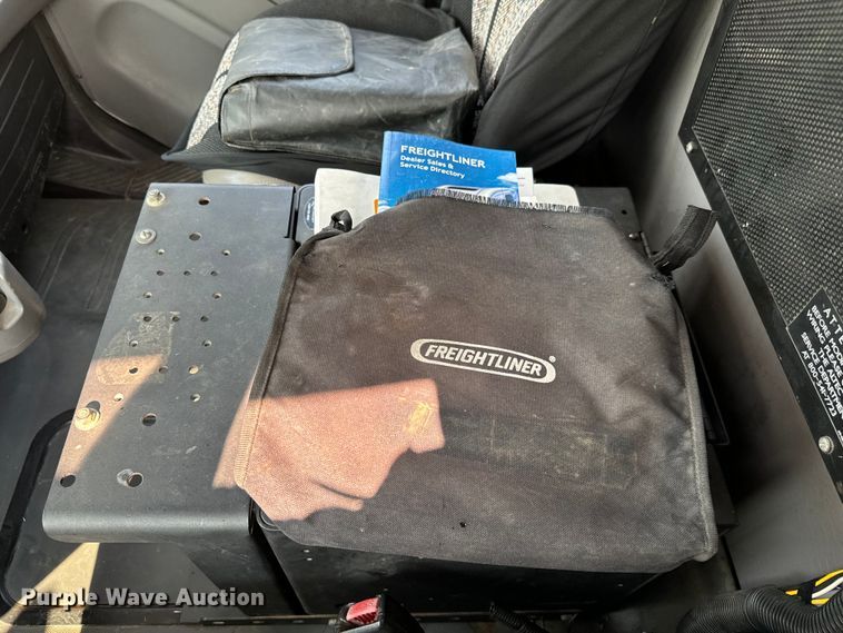 image for item MV9007 2005 Freightliner  Business Class M2 digger derrick truck