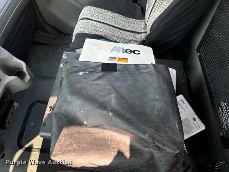 image for item MV9007 2005 Freightliner  Business Class M2 digger derrick truck