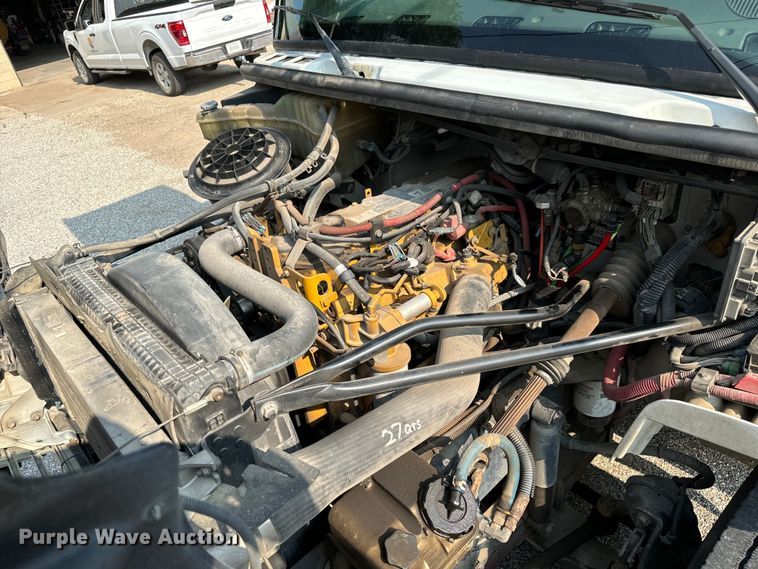 image for item MV9007 2005 Freightliner  Business Class M2 digger derrick truck