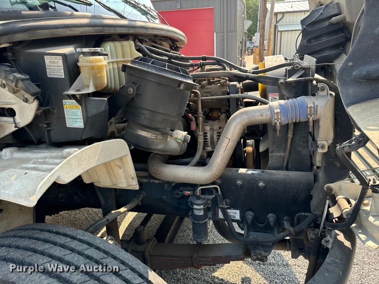 image for item MV9007 2005 Freightliner  Business Class M2 digger derrick truck