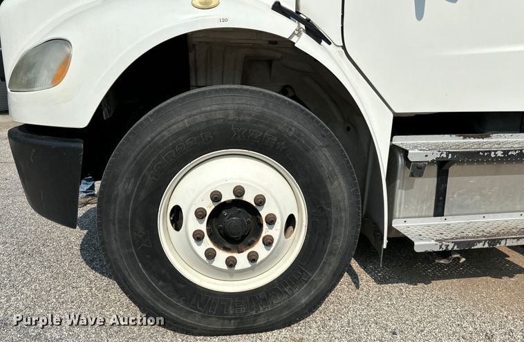 image for item MV9007 2005 Freightliner  Business Class M2 digger derrick truck