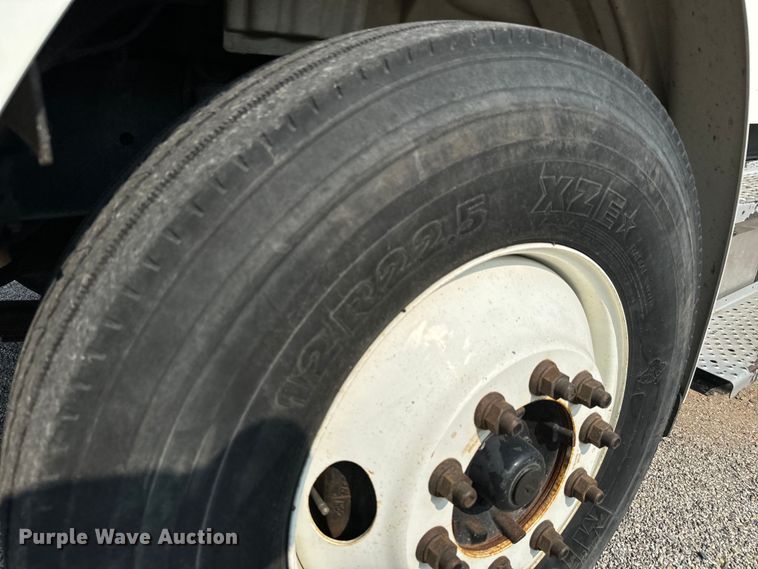 image for item MV9007 2005 Freightliner  Business Class M2 digger derrick truck