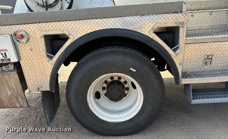 image for item MV9007 2005 Freightliner  Business Class M2 digger derrick truck