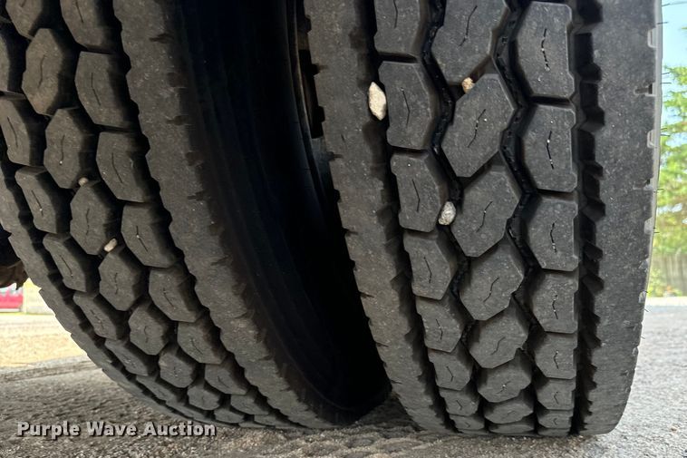 image for item MV9007 2005 Freightliner  Business Class M2 digger derrick truck