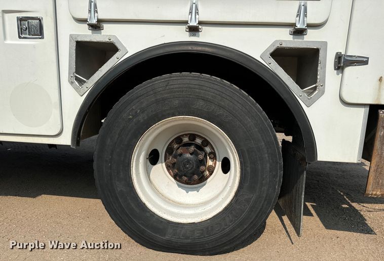 image for item MV9007 2005 Freightliner  Business Class M2 digger derrick truck