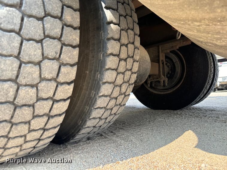 image for item MV9007 2005 Freightliner  Business Class M2 digger derrick truck