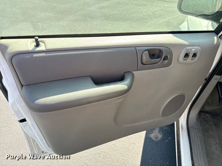 image for item NQ9704 2003 Dodge Caravan van