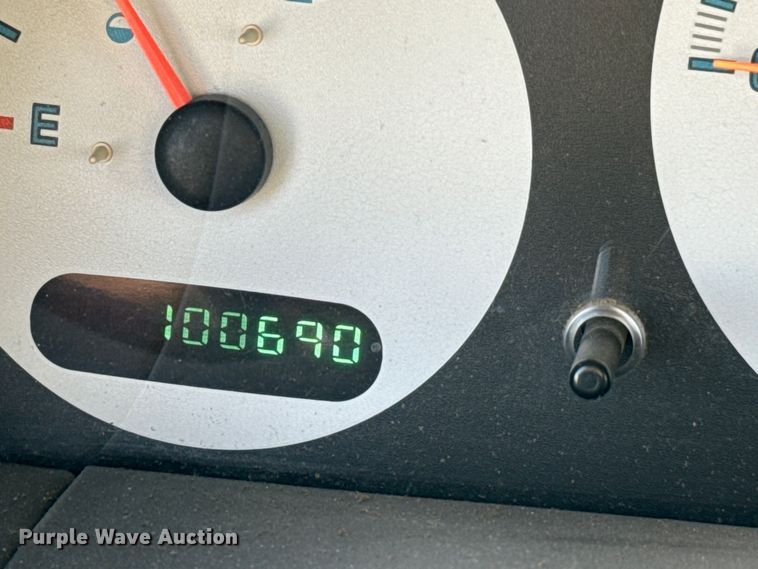 image for item NQ9704 2003 Dodge Caravan van