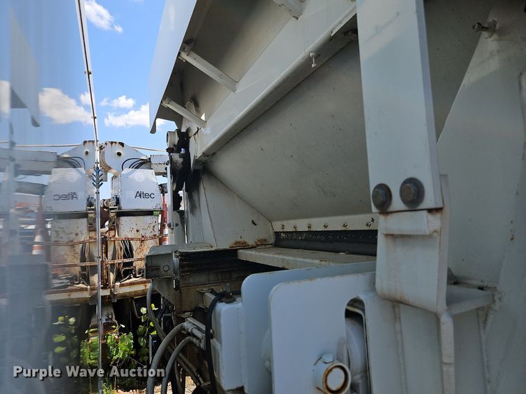 image for item OF9822 2011 International  7300 refuse truck