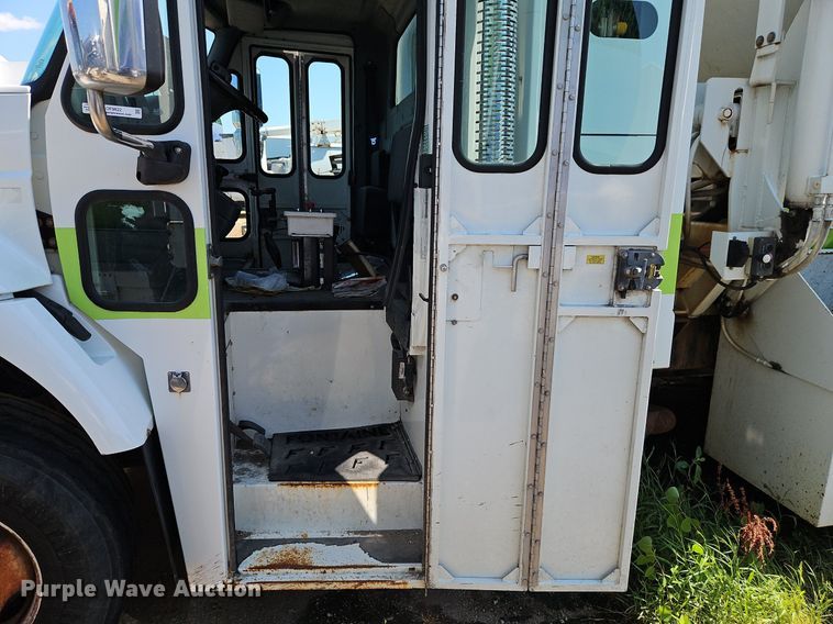 image for item OF9822 2011 International  7300 refuse truck