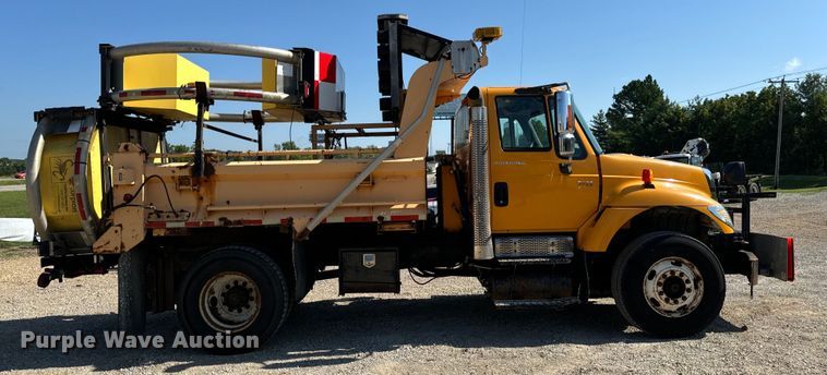image for item OF9937 2006 International  7400 dump truck